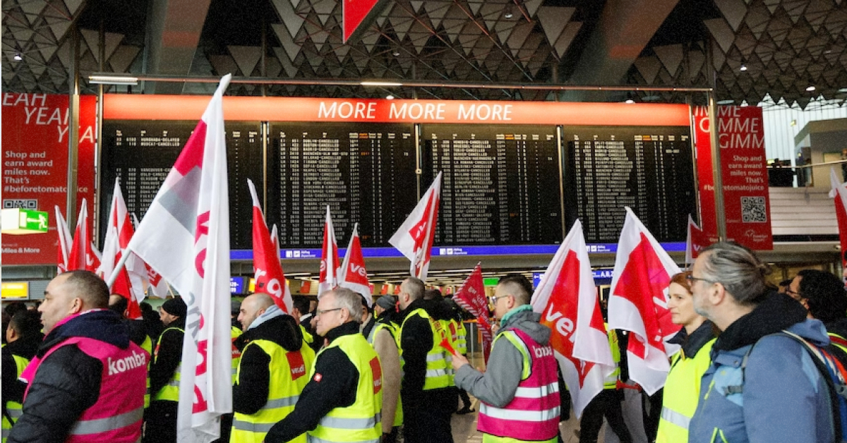 Працівники Azul Handling страйкують біля багажної стрічки в аеропорту Іспанії