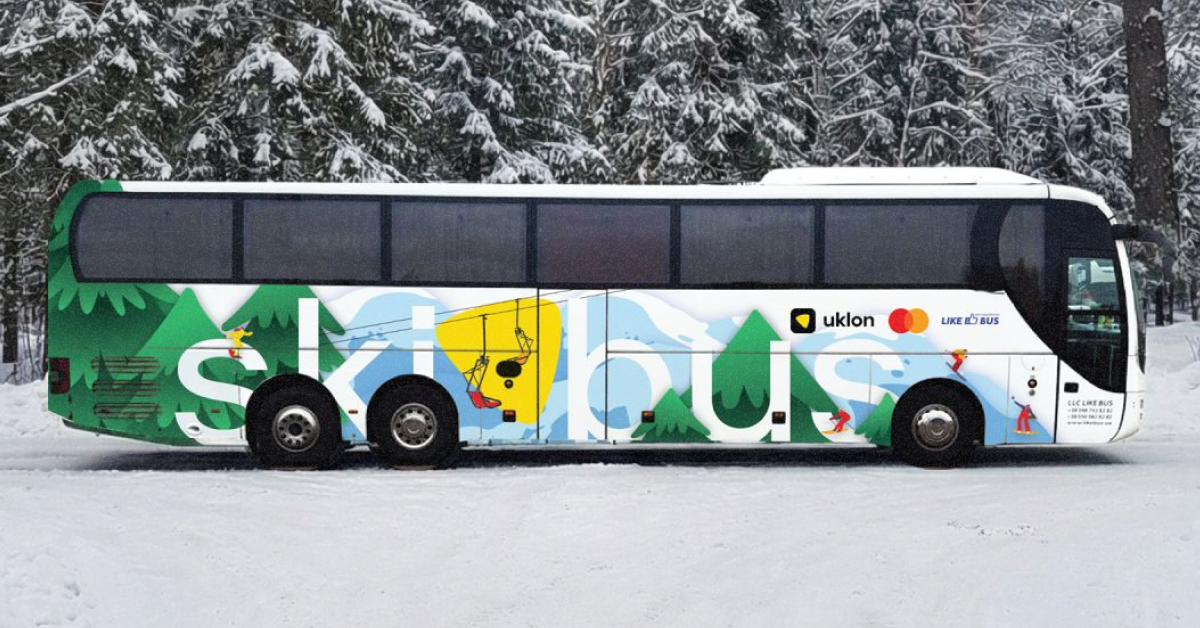 Автобус Ski bus Uklon на тлі снігових гір Буковелю