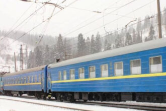 Поїзд Гуцульщина на залізничному вокзалі Рахова серед засніжених гір