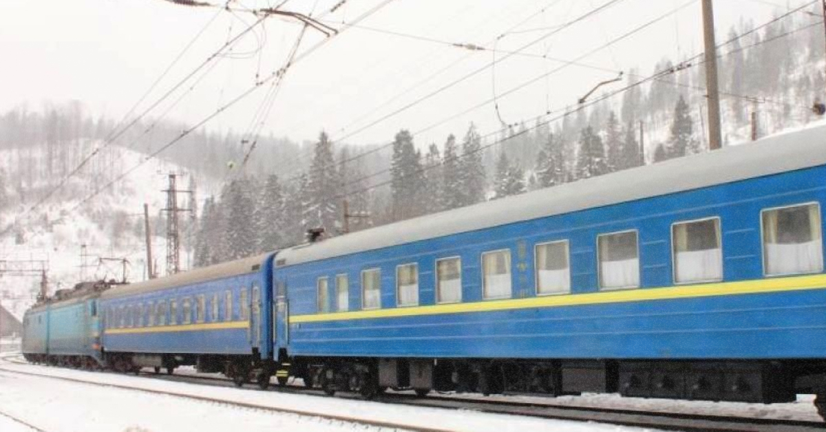 Поїзд Гуцульщина на залізничному вокзалі Рахова серед засніжених гір