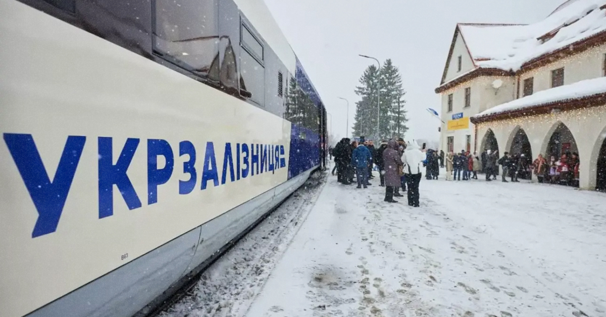 Пасажирський поїзд Укрзалізниці на тлі засніжених Карпатських гір