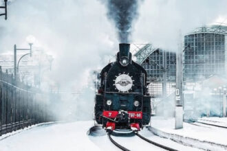 Ретро-поїзд на паровозній тязі 'Чарівний Експрес' на вокзалі