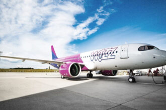 Літак Wizz Air Airbus A321neo у фірмовій лівреї