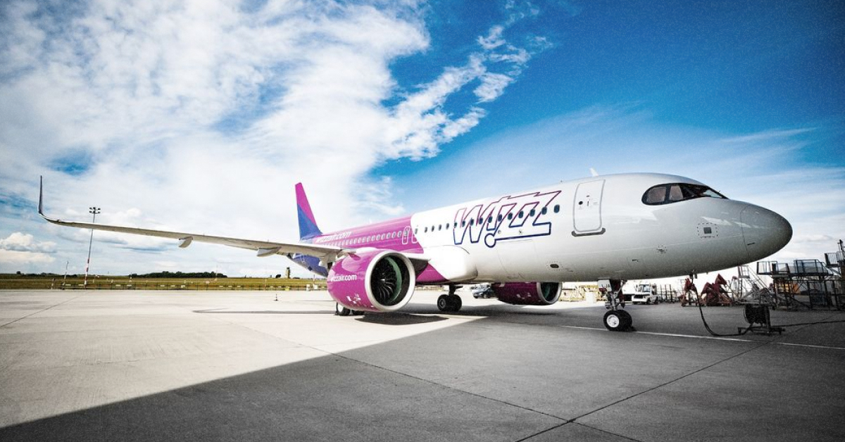 Літак Wizz Air Airbus A321neo у фірмовій лівреї
