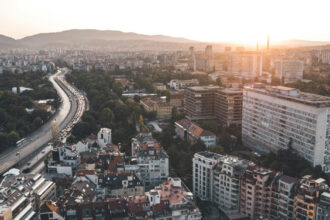 Краєвид на болгарські гори та море — ідеальне місце для віддаленої роботи