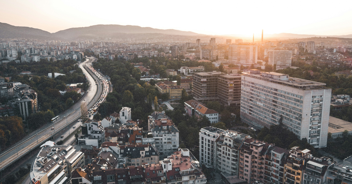 Краєвид на болгарські гори та море — ідеальне місце для віддаленої роботи