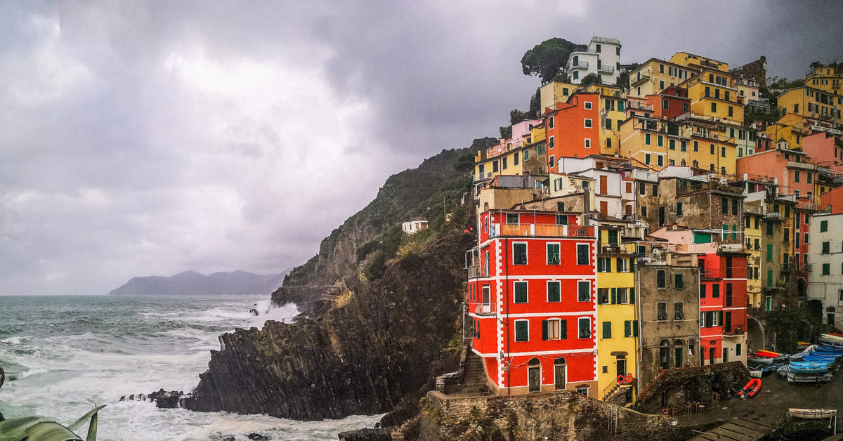 Панорамний вид на пішохідну стежку вздовж італійського узбережжя