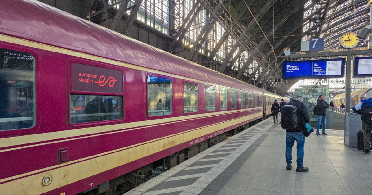 Брендований поїзд European Sleeper на вокзалі вночі