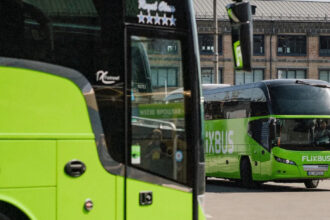 Зелений автобус FlixBus, що використовується як пункт обігріву в Києві