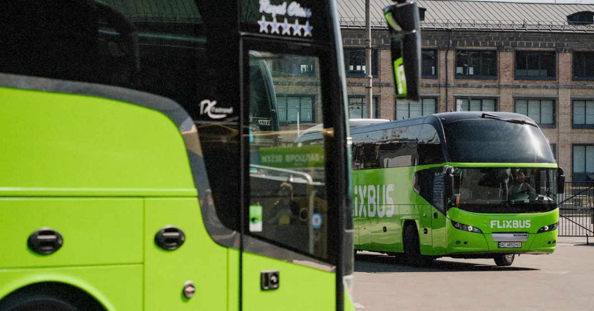 Зелений автобус FlixBus, що використовується як пункт обігріву в Києві