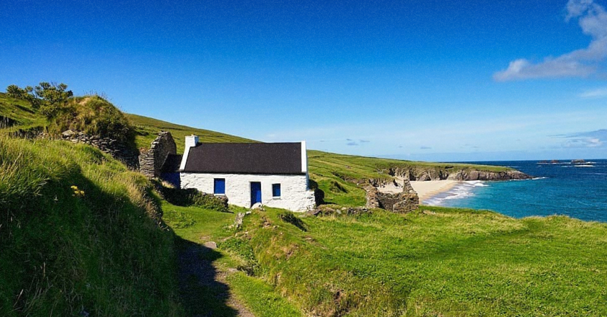 Зелені пагорби та скелясте узбережжя острова Грейт-Бласкет в Ірландії