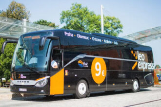 Чорний поїзд Leo Express на вокзалі