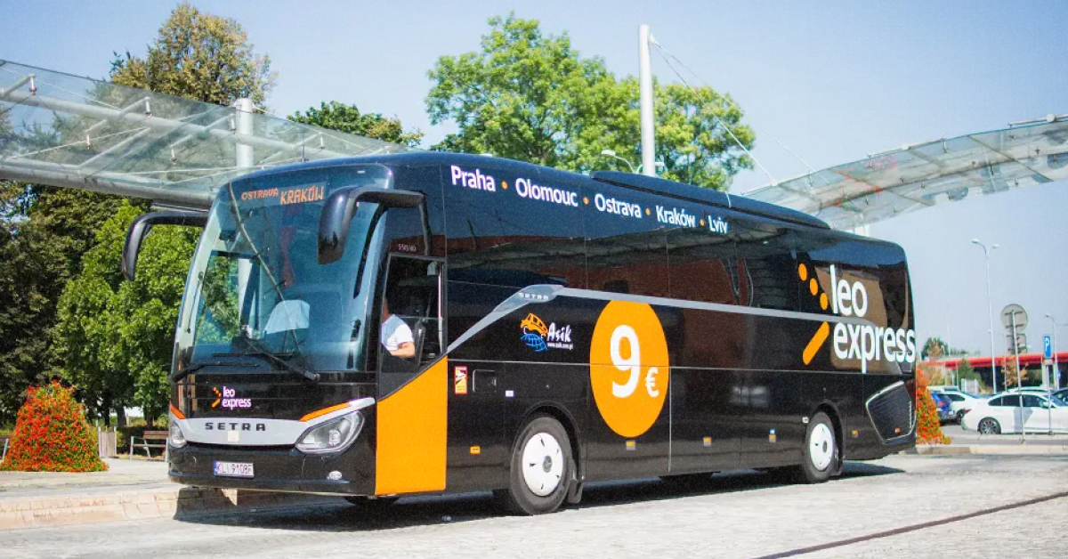 Чорний поїзд Leo Express на вокзалі