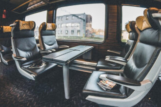 інтер'єр вагону потягу Leo Express на маршруті Львів - Прага