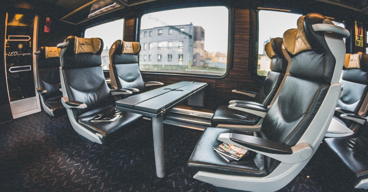 інтер'єр вагону потягу Leo Express на маршруті Львів - Прага