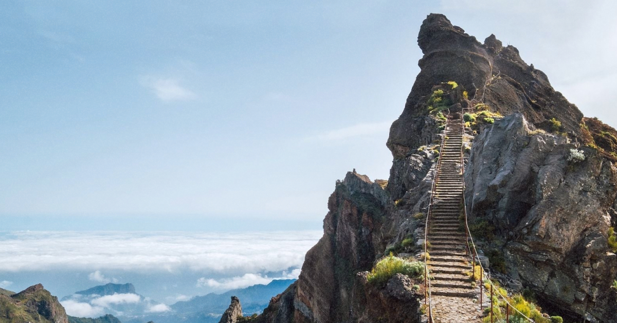 уристи йдуть по хребту між Піку-ду-Арейру та Піку-Руйву на Мадейрі