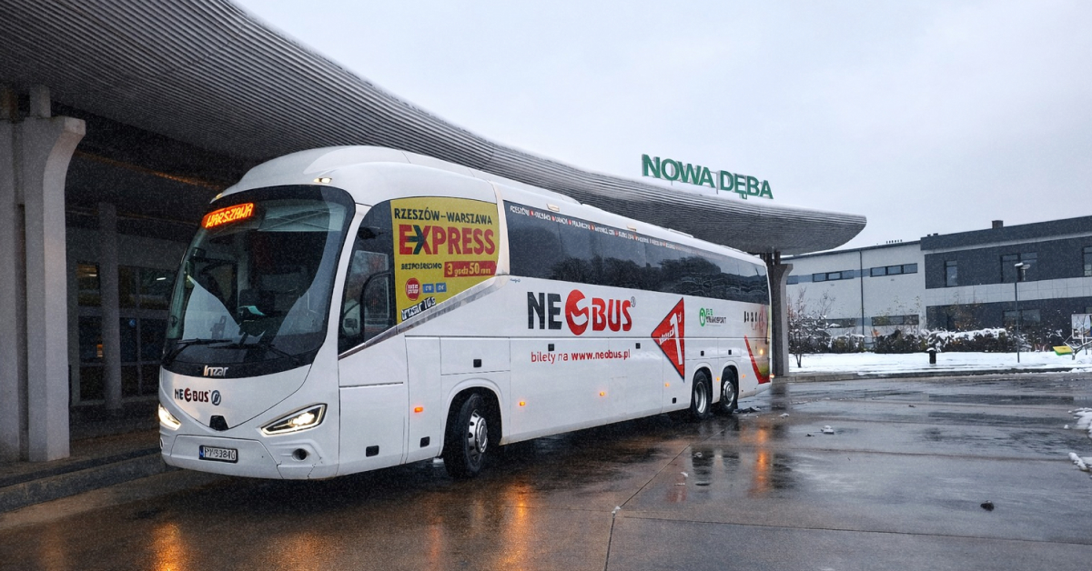 Червоний автобус Neobus на автовокзалі у Варшаві