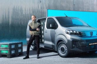 фургон Peugeot Expert на міській вулиці під час доставки