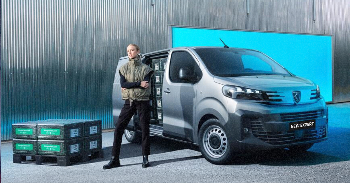 фургон Peugeot Expert на міській вулиці під час доставки