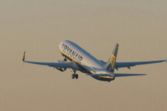 Літак Ryanair готується до зльоту в аеропорту Кракова