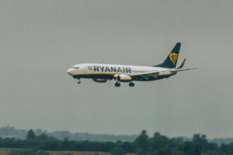 Літак Ryanair на фоні яскравого сонця під час Flash Sale