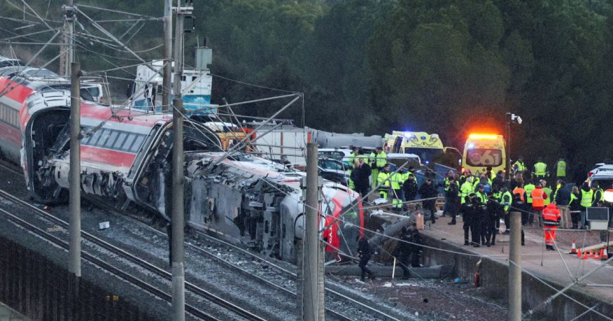 Понівечені вагони швидкісних поїздів на залізничних коліях у провінції Кордова