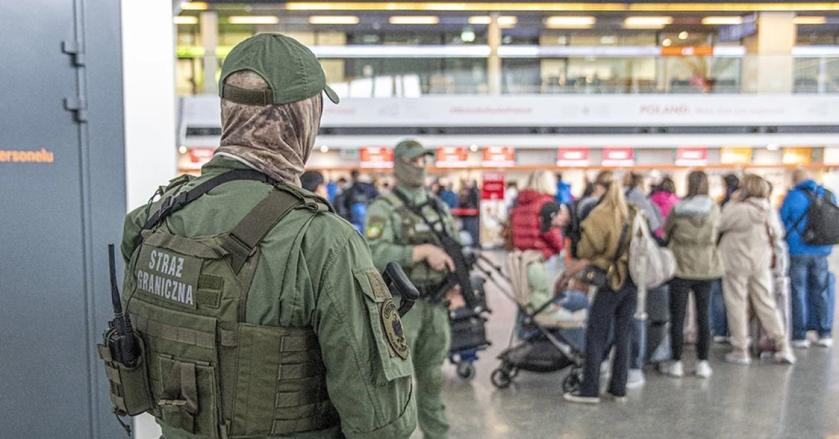 Співробітник польської прикордонної служби проводить перевірку пасажира