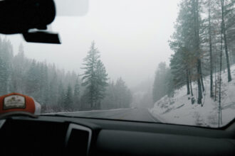 вид з лобового вікна авто на засніжену дорогу