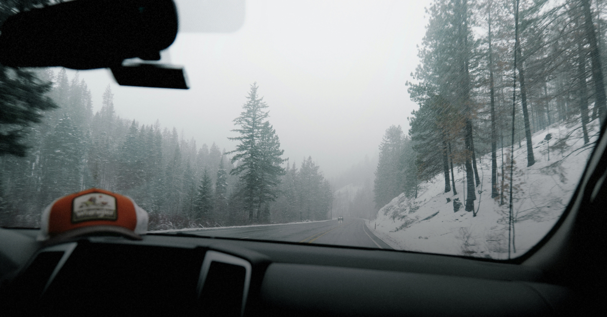 вид з лобового вікна авто на засніжену дорогу