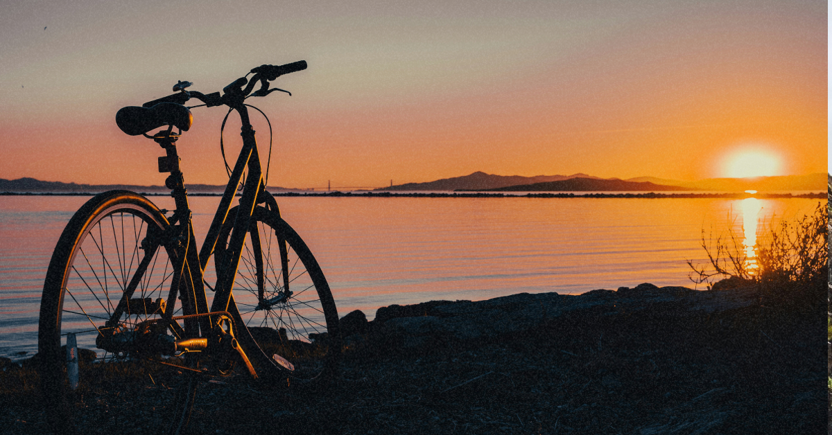 Велосипедисти на фоні мальовничої панорами Дністровського каньйону