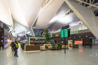 Снігопад паралізував аеропорт Гданська: скасовано десятки рейсів, Модлін призупинив роботу