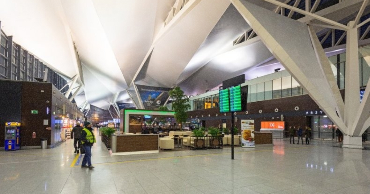 абло в аеропорту Польщі зі статусами 'Скасовано' та 'Затримується' через негоду