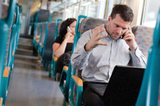 В Кракові заборонили гучні розмови по телефону та музику в громадському транспорті