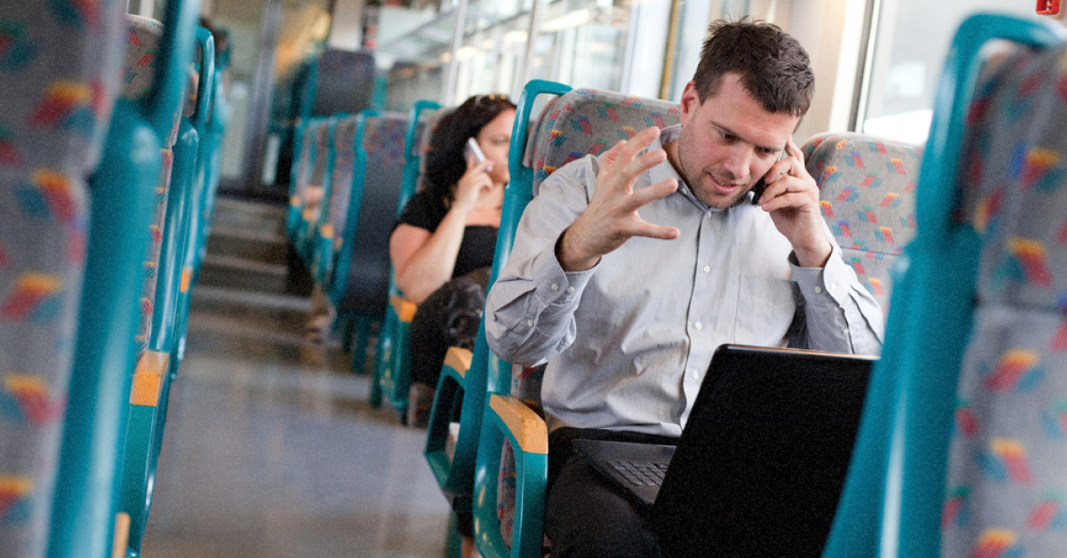 Людина з телефоном у сучасному трамваї Кракова