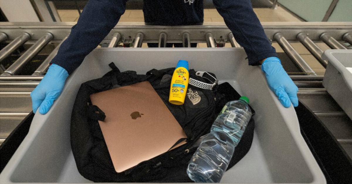 Пасажир проходить контроль без викладання ноутбука та рідин