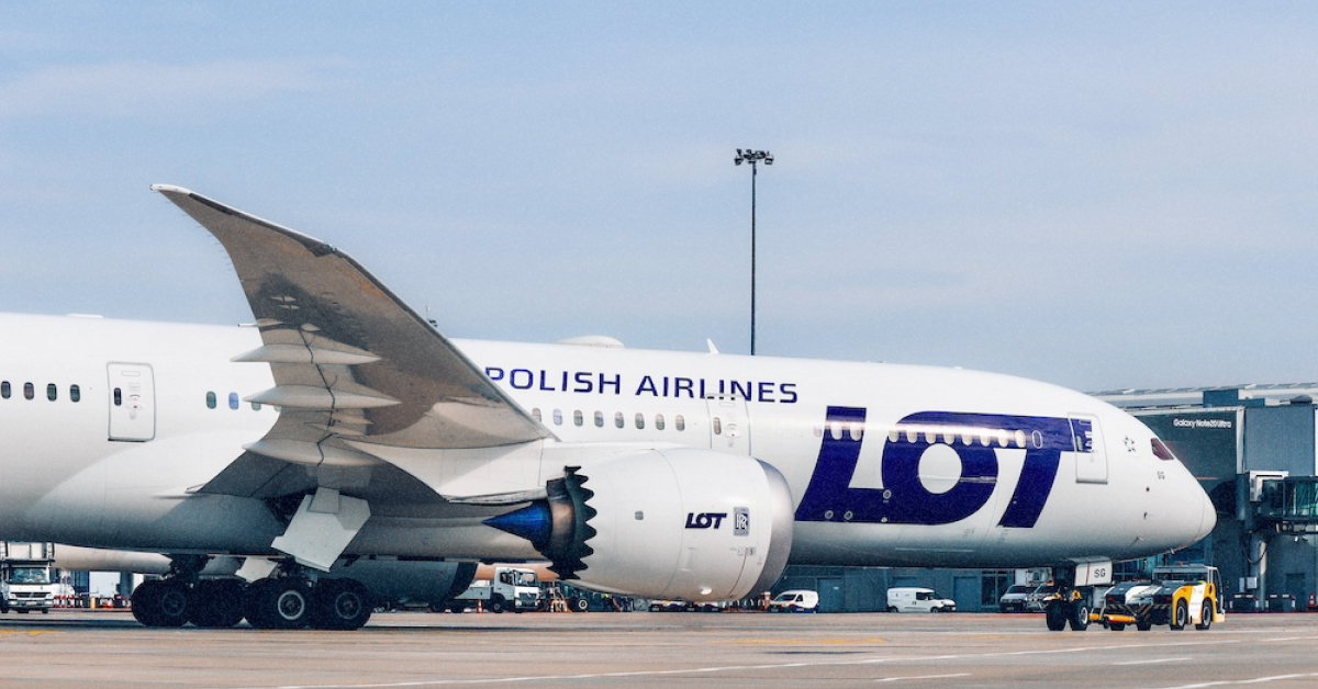 Літак LOT Dreamliner готується до далекомагістрального рейсу в аеропорту Варшави