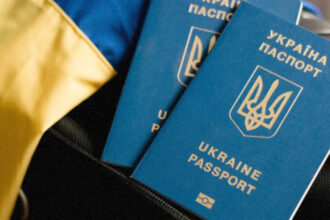 Біометричний закордонний паспорт громадянина України синього кольору