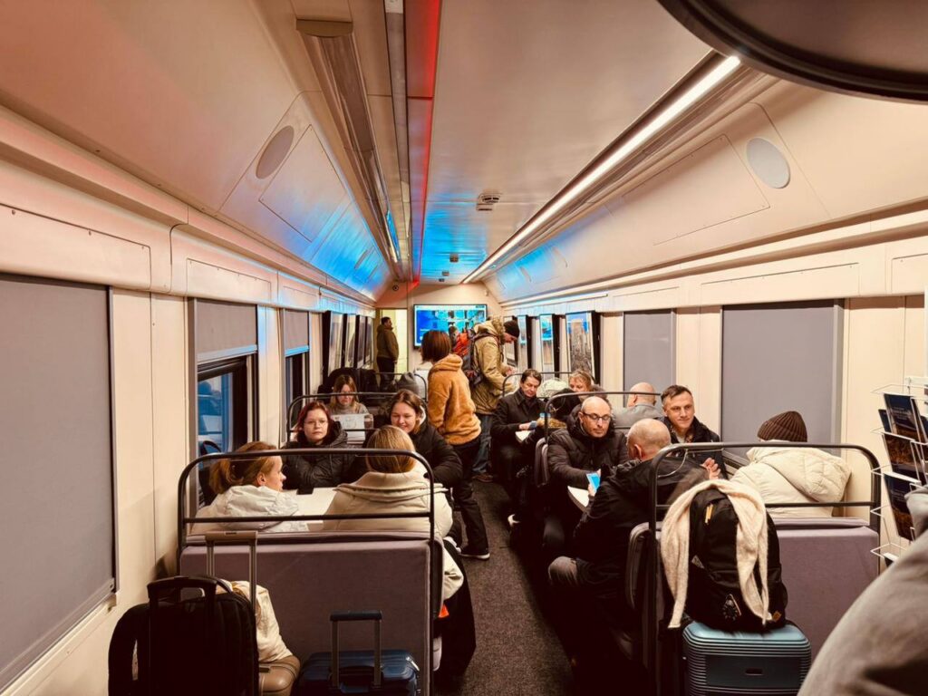 Спеціальні вагони обігріву Укрзалізниці на платформі вокзалу в Холмі