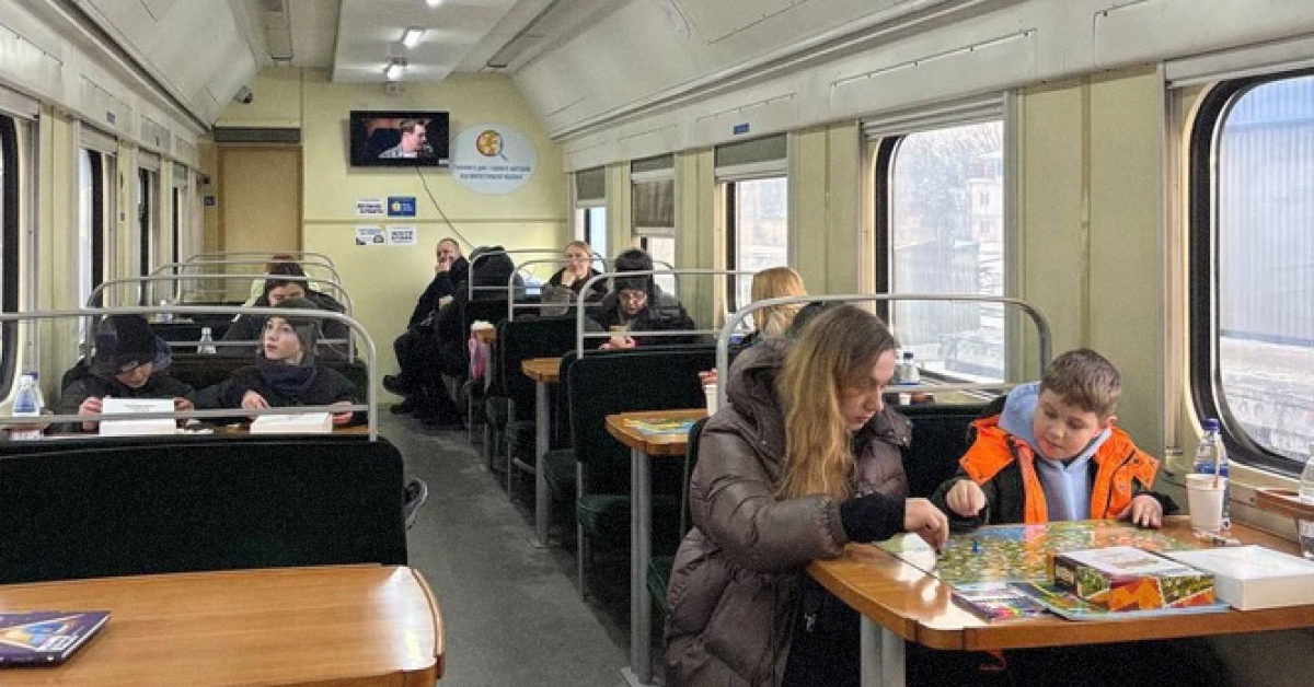 Пасажири заряджають телефони та п'ють чай у Пункті незламності на вокзалі