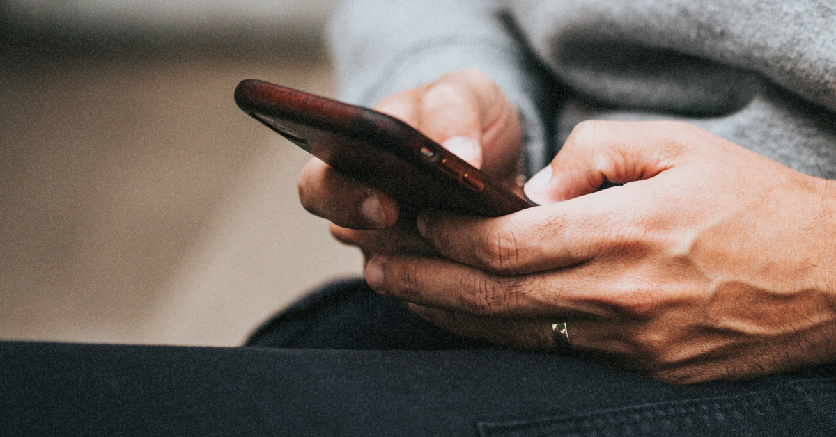 Смартфон із написом 'Роумінг як вдома' на фоні прапорів України та ЄС