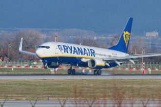 Літак Ryanair злітає на тлі блакитного весняного неба