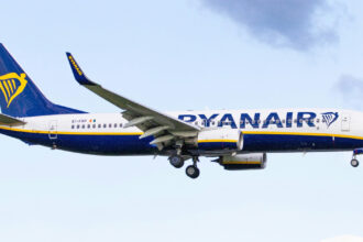 літак Ryanair в небі під час зимового рейсу