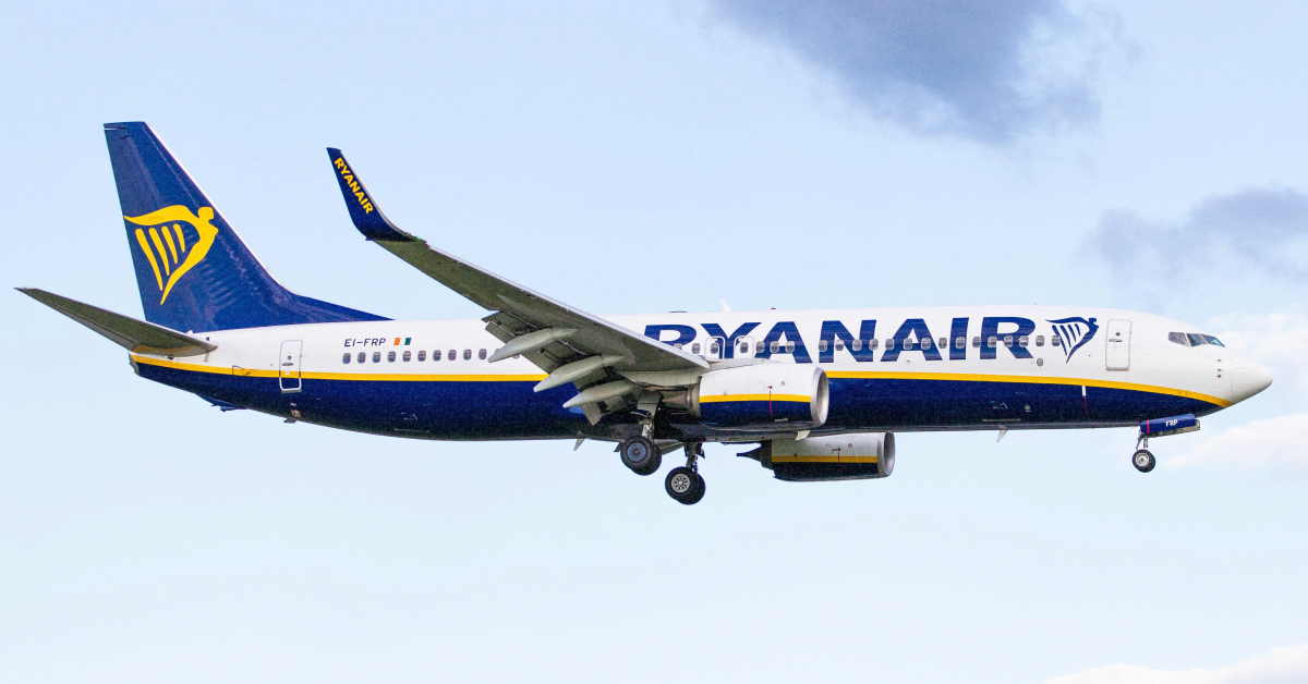літак Ryanair в небі під час зимового рейсу