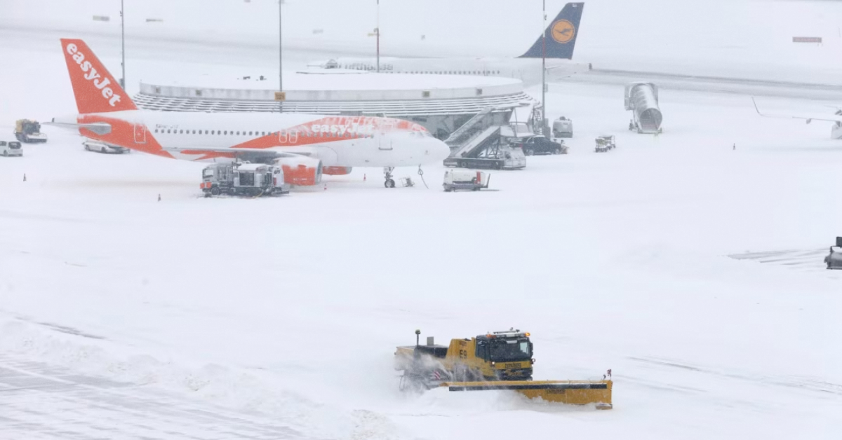 Літак в аеропорту Лапландії, вкритий інеєм при температурі -37 градусів