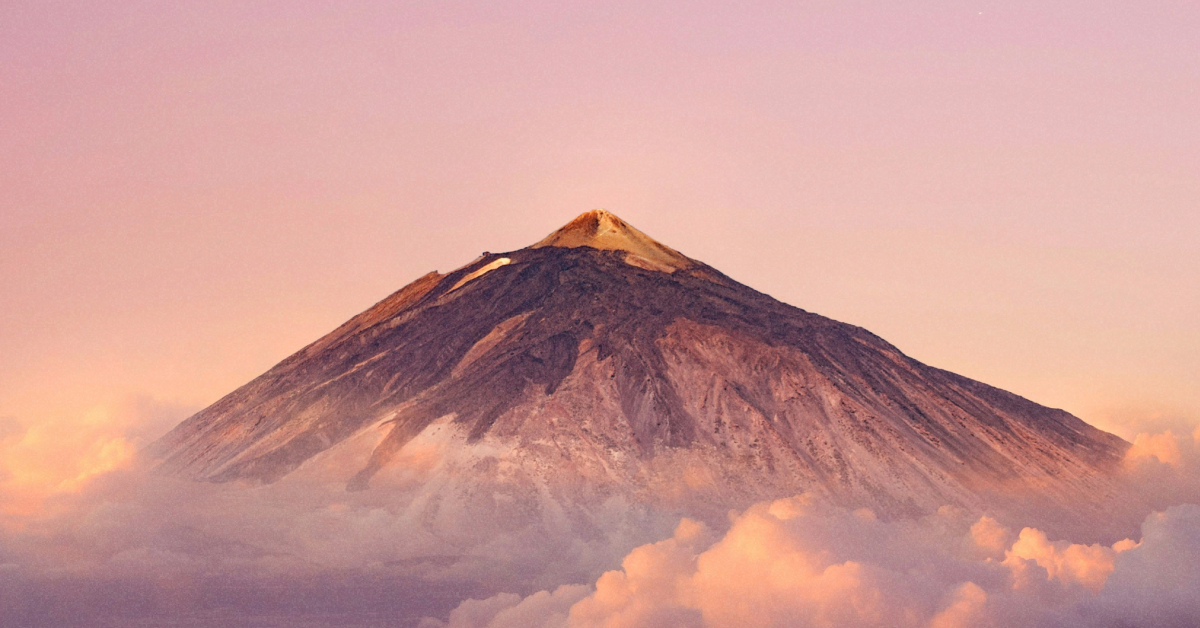 Вершина вулкана Тейде на Тенеріфе під блакитним небом