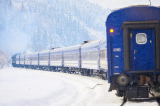 Укрзалізниця посилює сполучення з Прикарпаттям через сніговий циклон: додано вагони до рейсів