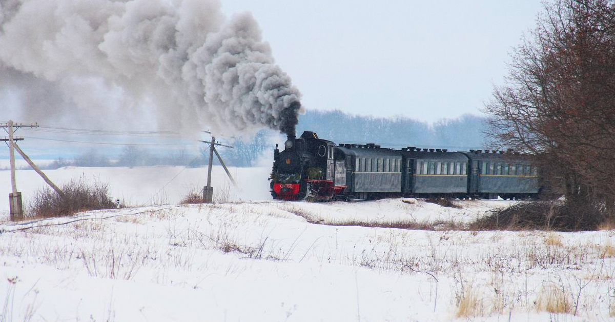 Старовинний паровоз 1938 року випускає пару на засніженій станції Гайворон