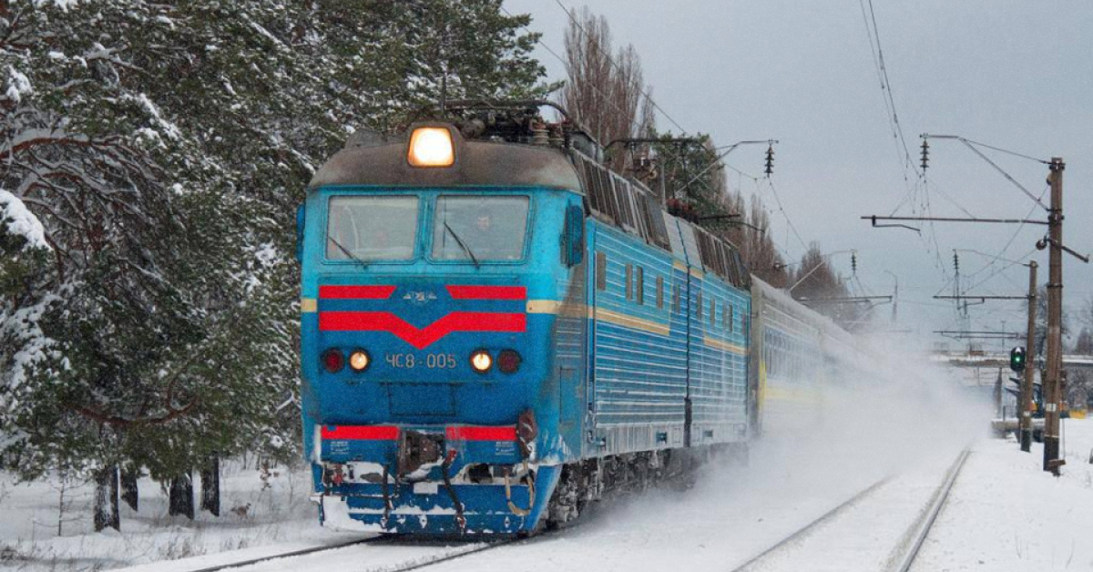 Пасажирський поїзд Укрзалізниці на маршруті зимою