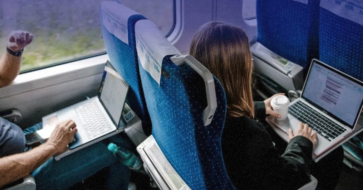 асажир поїзда Гуцульщина користується інтернетом через Wi-Fi у смартфоні