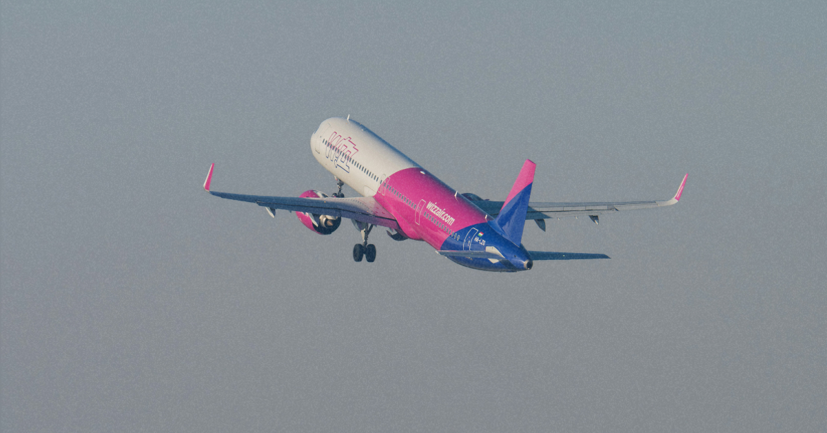 Літак Wizz Air в небі над аеропорту Кишинів